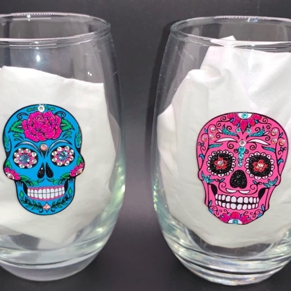 BLING SWAROVSKI CRYSTAL ACCENTED SUGAR SKULL CANDY SKULL STEMLESS WINE GLASS SET - Picture 1 of 16